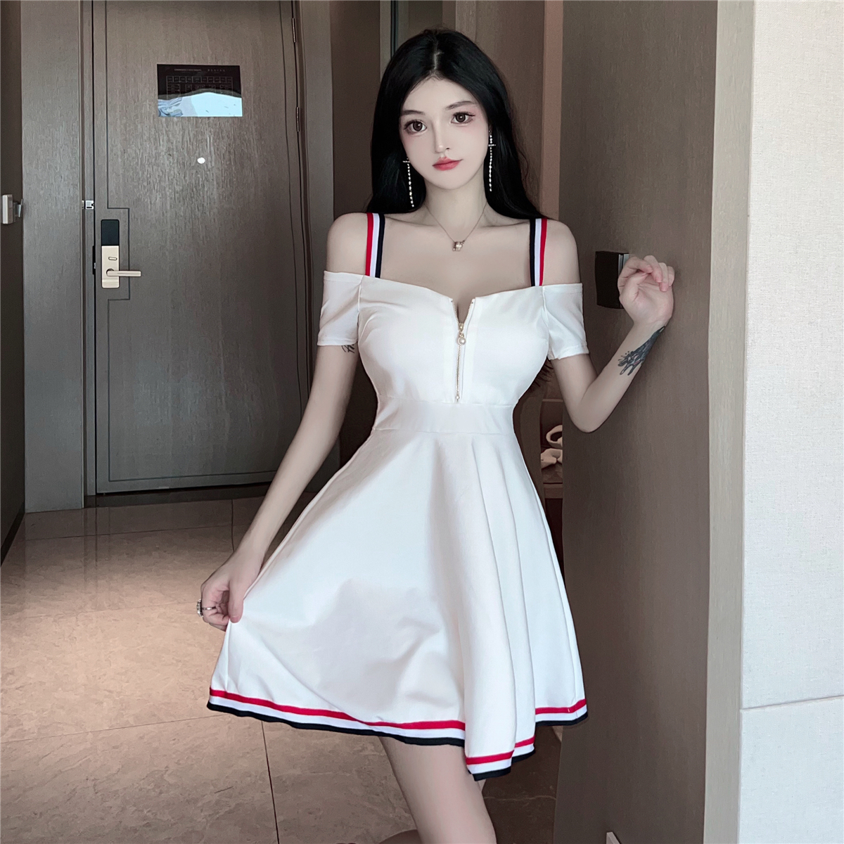 Real shot spot new college wind age reduction sexy strapless short-sleeved suspenders big swing dress foot bath technician tooling