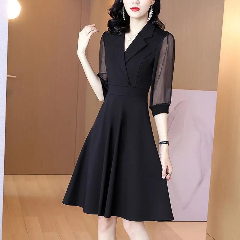 Small black skirt with mesh stitching, 7-point sleeve, waist closing, slim, A-line skirt, French suit, Hepburn style V-neck dress