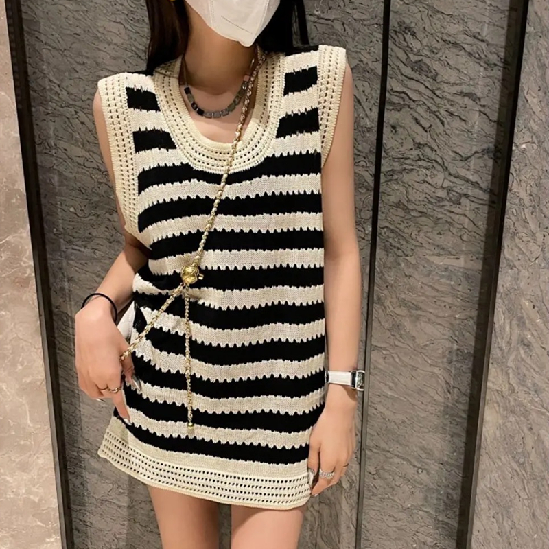 Net red fashion small fragrance U-neck striped vest women's summer wear ins super fire loose hollow knit vest
