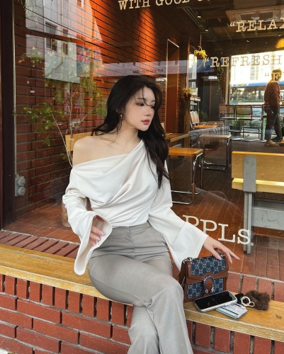 。 Korea East Gate ins Off Shoulder Pleated Design Feminine Flare Sleeve T-shirt