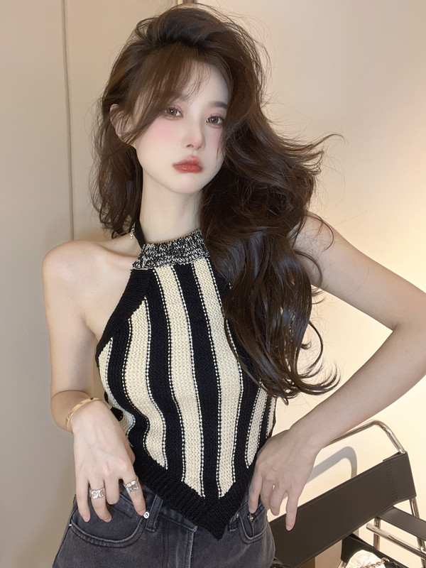 Niche design sense hanging neck knitted sweater strap pure desire short inner top female autumn hot girl small vest