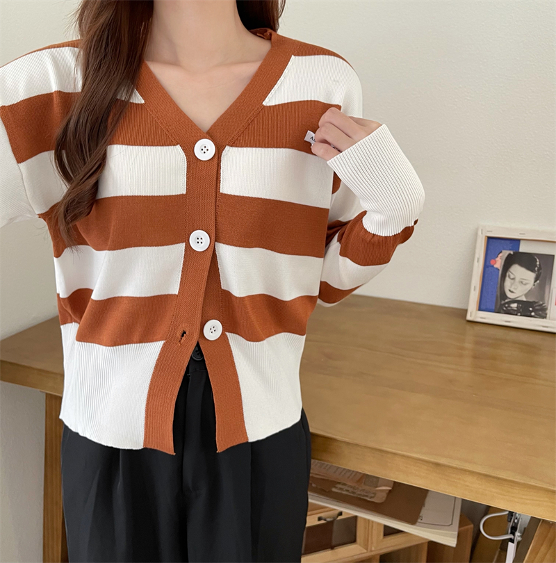 Real shooting, real price, early autumn Korean version, versatile contrast stripe short knitted coat, women's coat