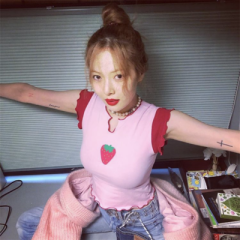 The same sweet strawberry girl's V-neck wavy edge sleeveless T-shirt vest is funny and lovely