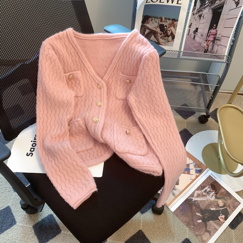 Real shot of small fragrant wind sweater women's 2023 spring new red V-neck short new year thick knitted cardigan jacket