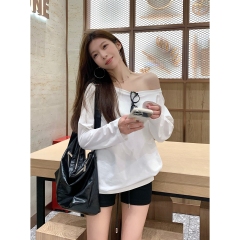 Actual shot of autumn and winter Korean style loose and versatile lazy one-line collar temperament off-shoulder long-sleeved T-shirt inner top for women