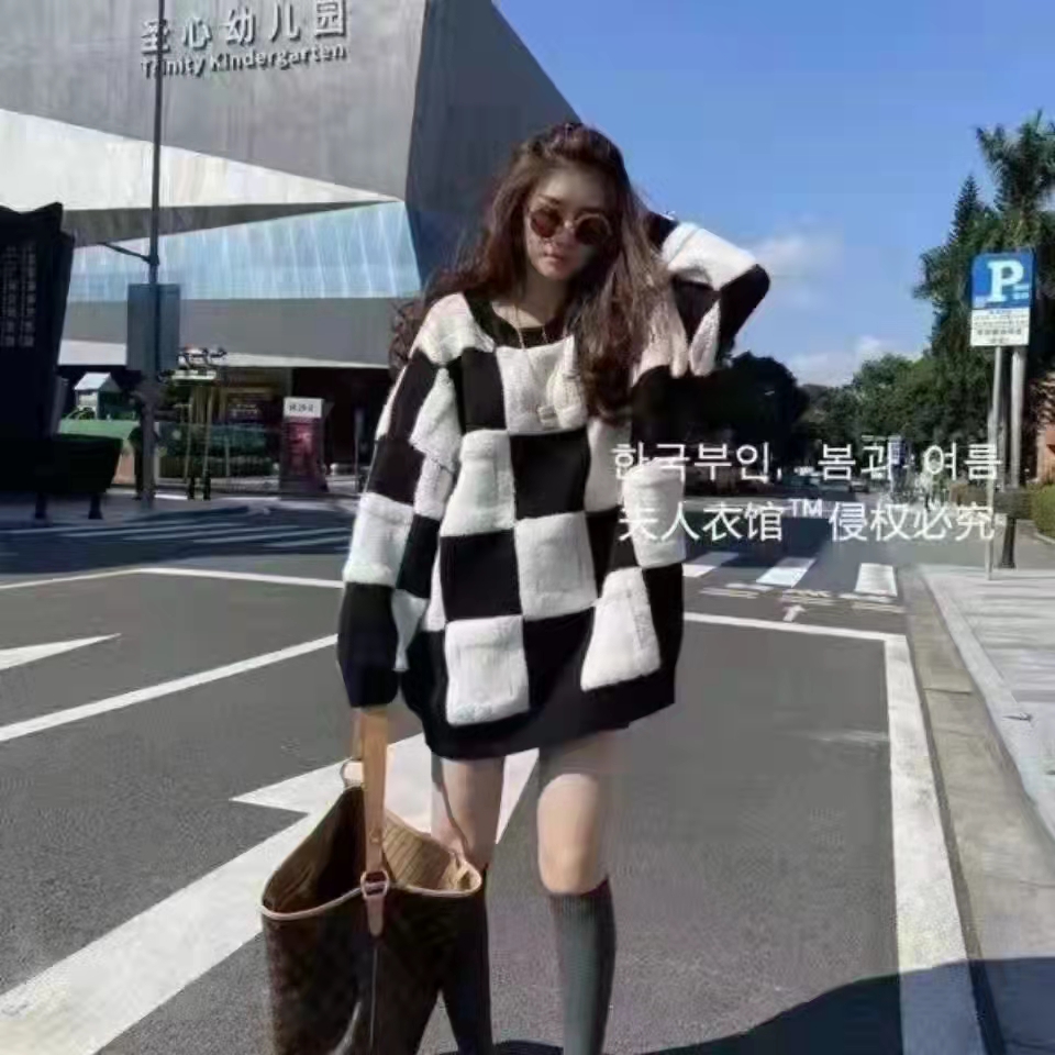 Europe station 2022 autumn and winter new color contrast thickened sweater three-dimensional flocking large lattice lazy style sweater women