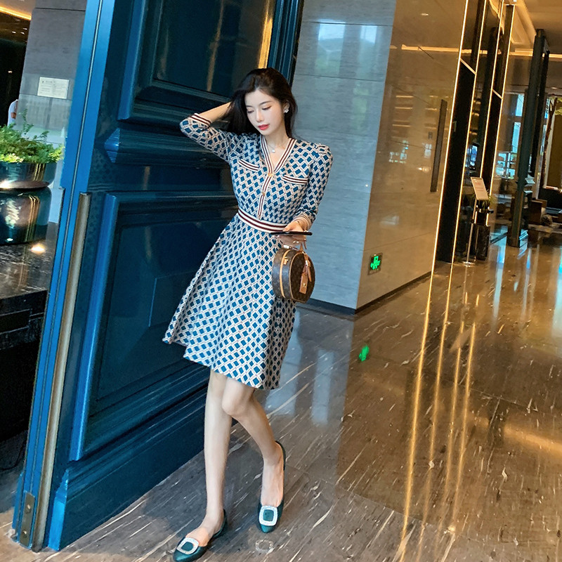 Skirt 2021 new skirt V-neck waist show thin high-end temperament small fragrance Plaid knitted dress women's spring and Autumn