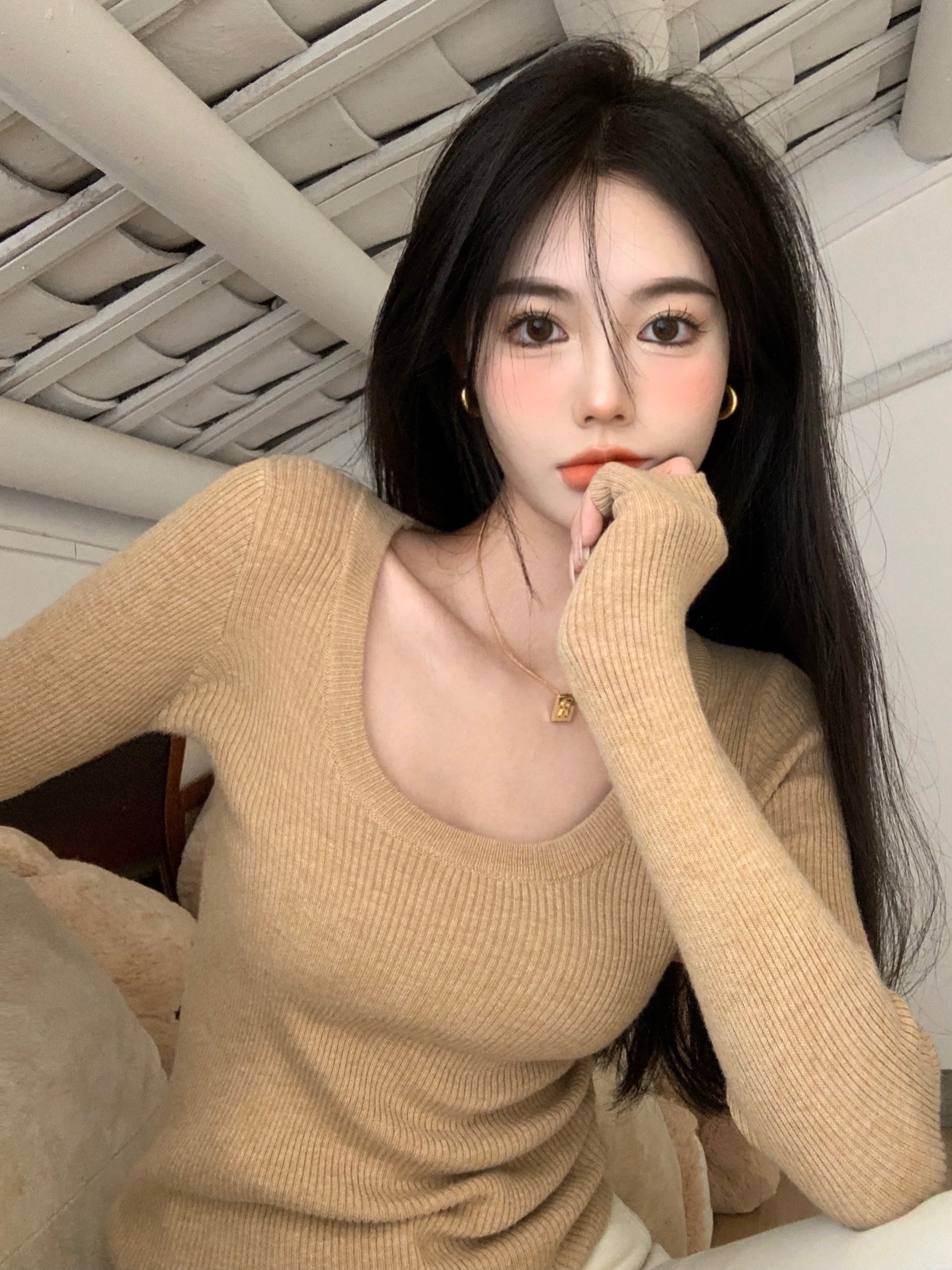 The real price does not reduce the retro temperament in autumn and winter. Large elastic wool velvet u neck bottoms out and shows a thin knitted top
