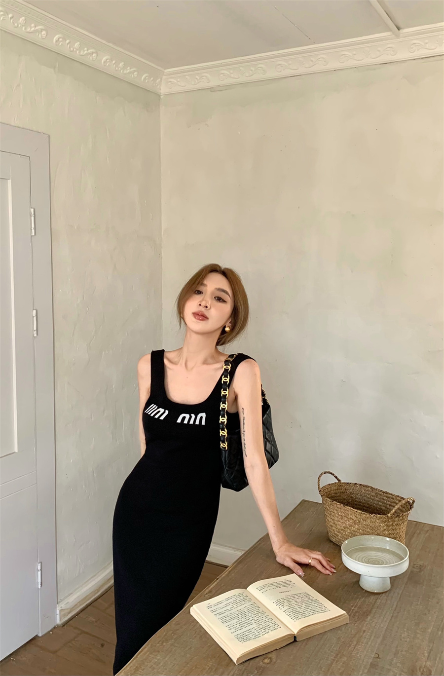 Hot girl goes out in big backless slim fit stretchy black hip-hugging dress