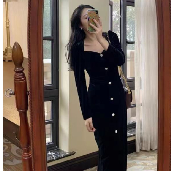 Black velvet dress women's 2021 autumn and winter new French retro high-grade feeling thin dress split skirt