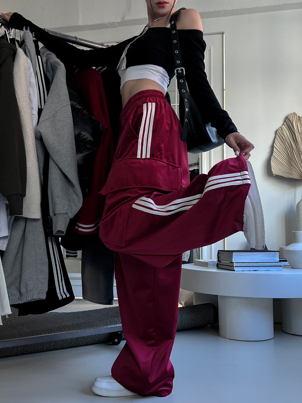 Handsome American-style wide-leg, high-waisted, loose, large-pocket cargo pants with side stripes, elastic waist women's pants