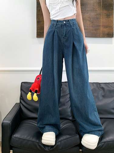 Real shot of American pleated wide-leg denim trousers