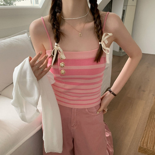 The real shot is not reduced ~ the design sense is retro and the contrast color camisole striped vest + short all-match sunscreen knitted cardigan