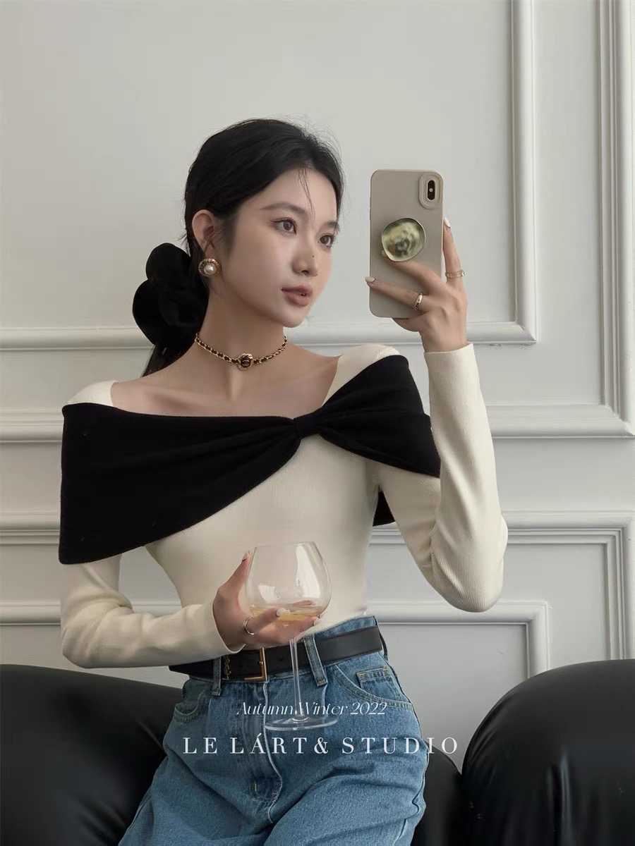 The new Korean version of the design sense contrasting color bow temperament one-shoulder sweater French slimming sweater