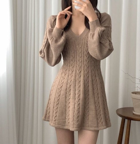 Small knitted skirt with twist collar and waist