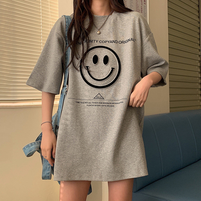 Loose medium length smiling face print lower garment missing short sleeve T-shirt