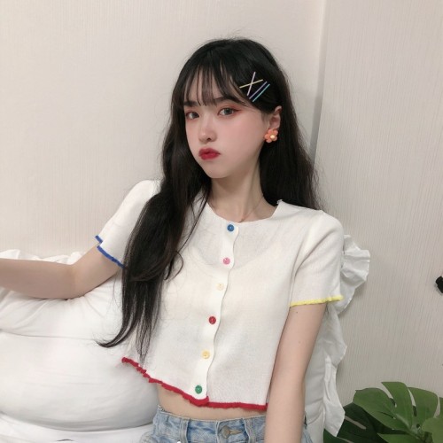 The new Korean style of spring clothing is elegant, and the design sense is slim. It's a short short short sleeve knitted shirt for women