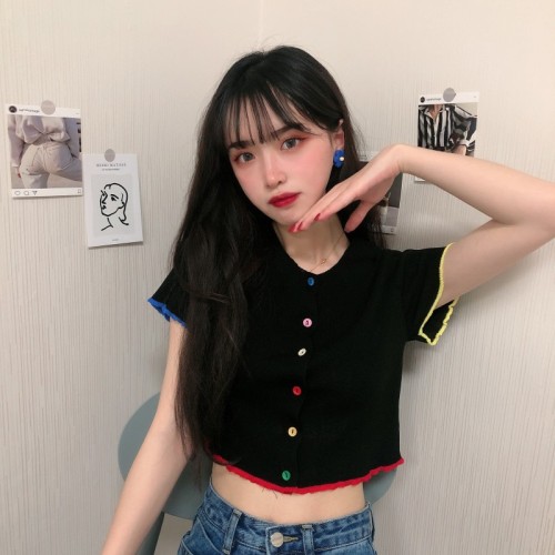 The new Korean style of spring clothing is elegant, and the design sense is slim. It's a short short short sleeve knitted shirt for women