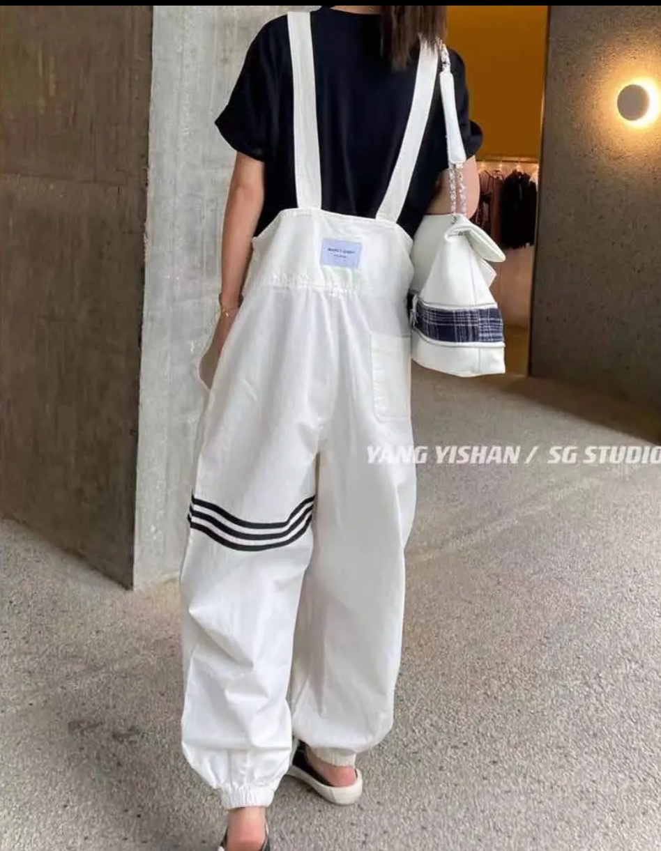 Yang Yishan tiktok, the same white shoulder strap, left leg, three bars, all match, loose and thin, age reduced, net red, 2021 spring.