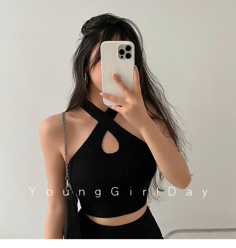 Young girl day 2021 summer new hot girl sexy cross neck cut out short open navel knitted vest