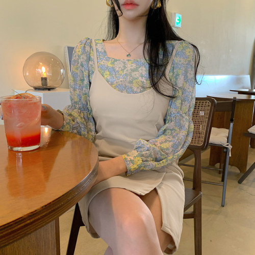 Korean autumn chic gentle and sweet small broken flowers show thin square collar leakage clavicle versatile Lantern Sleeve Shirt Top Female