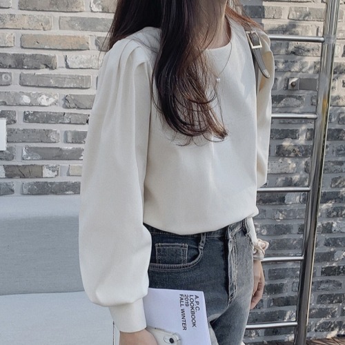 Korean new simple and versatile round neck long sleeved women's top with a sense of foreign design and a sense of minority foreign style to reduce age