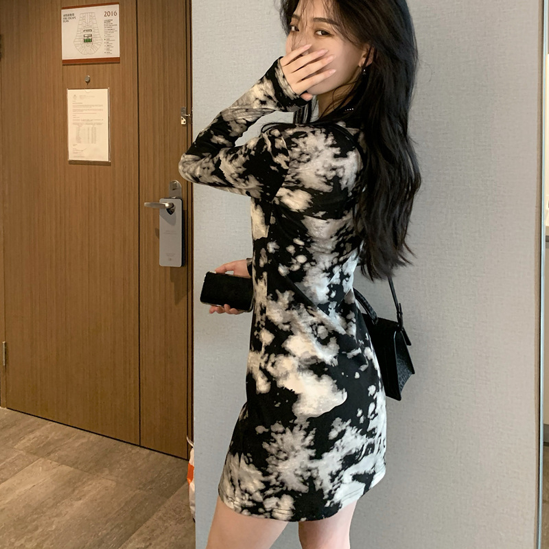 Small dress women's 2021 autumn dress new slim design sense of minority backing T-shirt short skirt sexy tie dye