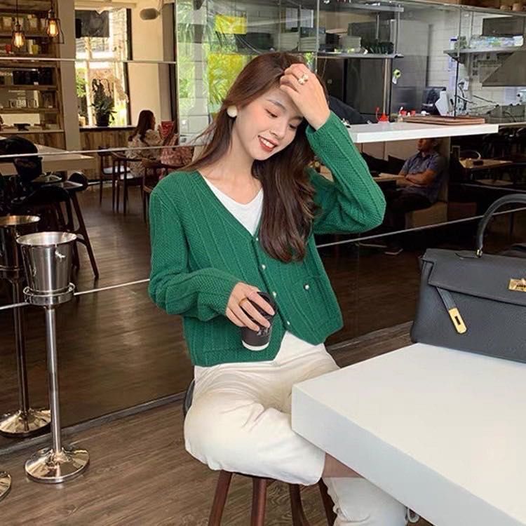 Pearl button V-neck knitted cardigan women's spring 2021 new solid color loose short sweater coat