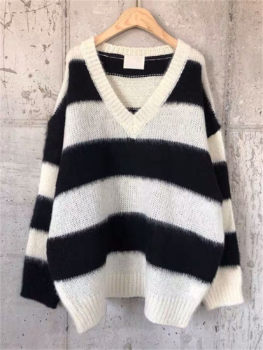 2021 winter new stars wear the same Pullover V-neck outside the gentle style college loose lazy style big stripe sweater