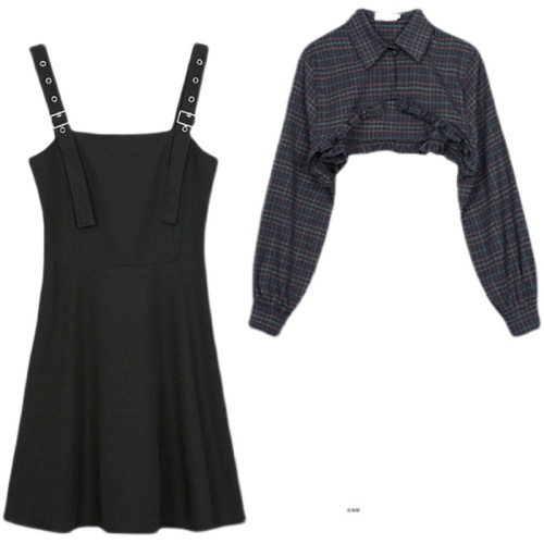 Small sling skirt two piece, salt and sweet fried Street suit, inside shirt, black skirt, high waist waist.