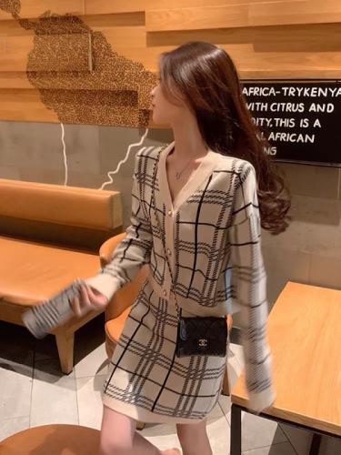 Knitted suit women's 2021 autumn new small retro fashion leisure age reducing gas skirt two-piece set