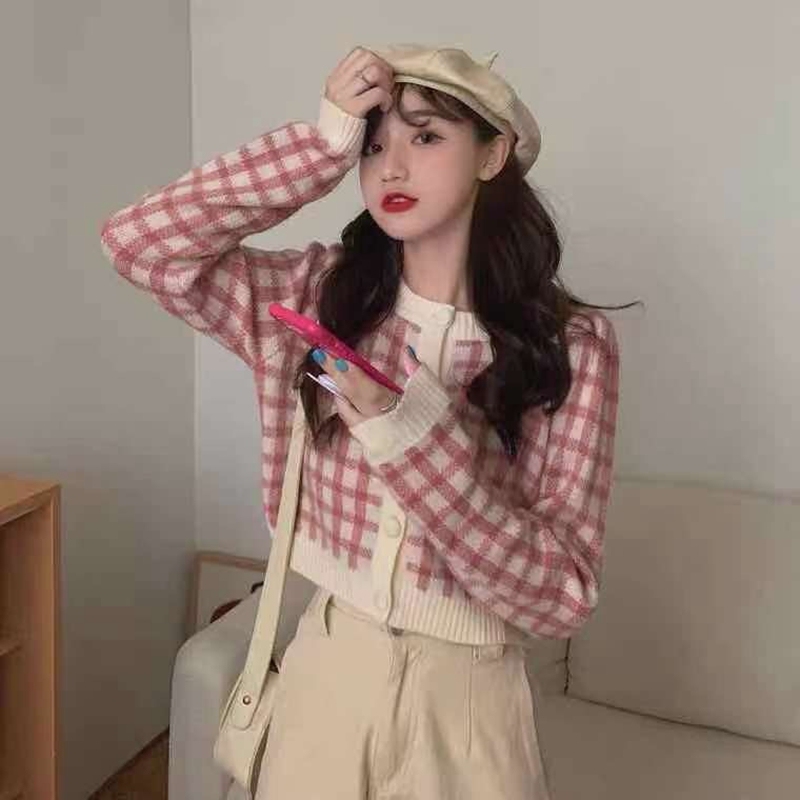 The new style in autumn and winter is thin, showing the navel and short. Be careful to wear age-reducing long sleeved knitted sweater outside the machine lattice