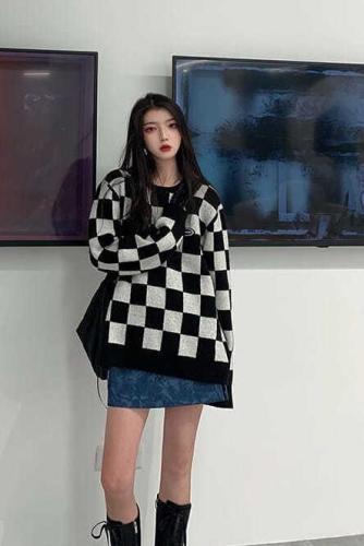 Black and white plaid autumn and winter clothes new loose women's clothes chessboard plaid pattern long sleeve knitting lazy