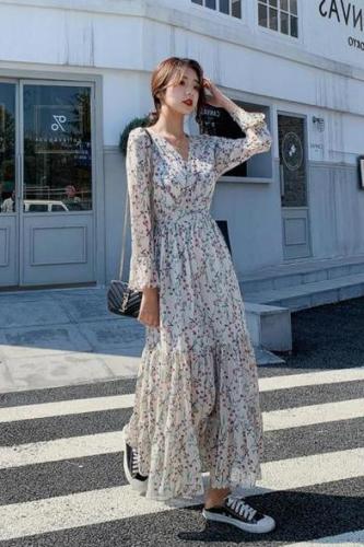 Spring and winter bottoms, small fresh broken flower V-neck jumpsuit, popular over the knee, new long sleeve, waist closing and thin long skirt