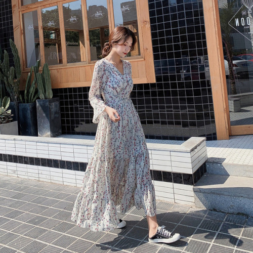 Spring and winter bottoms, small fresh broken flower V-neck jumpsuit, popular over the knee, new long sleeve, waist closing and thin long skirt