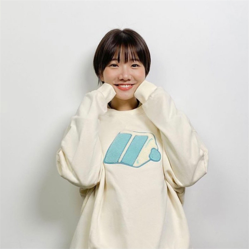 ~Have a piece of cream cake ~ girl lovely embroidered milk white sweater Pullover round neck South Korea autumn and winter