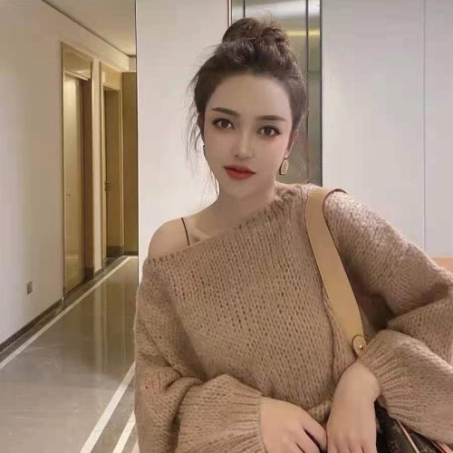 In the early autumn of 2021, the new lazy style loose Korean one-line knitted soft milk knitted sweater is popular