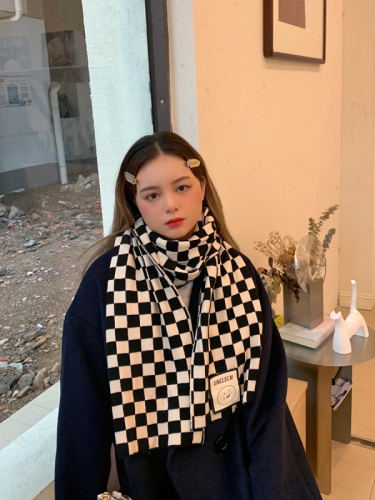 Scarf female winter minority send girlfriend black and white chessboard lattice ins scarf autumn Korean version versatile student