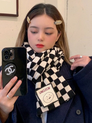 Scarf female winter minority send girlfriend black and white chessboard lattice ins scarf autumn Korean version versatile student