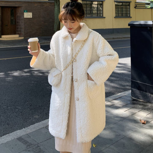 This coat is thickened imitation lamb Plush coat. Women's medium and long style is versatile in autumn and winter