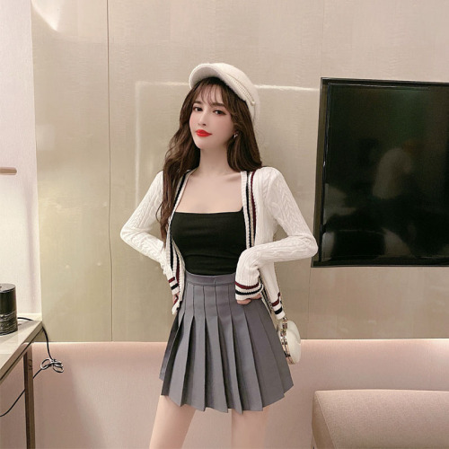 Photo taken in the early autumn, Korean version, college style, aging sweater, pleated skirt, two-piece suit with bra
