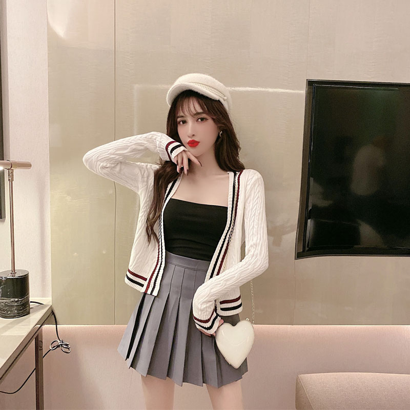 Photo taken in the early autumn, Korean version, college style, aging sweater, pleated skirt, two-piece suit with bra