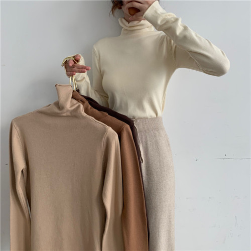 Qiuhao wears multi-color high neck bottoming and solid piled neck sweater
