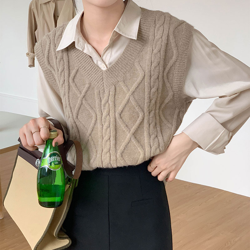 Real shot knitted vest sweater women's early autumn new loose V-neck retro twist sleeveless top Korean version