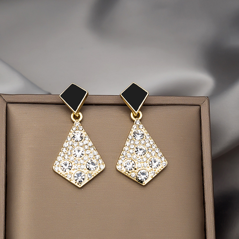 Real shooting of Korean air net red with cold wind irregular diamond earrings earrings earrings