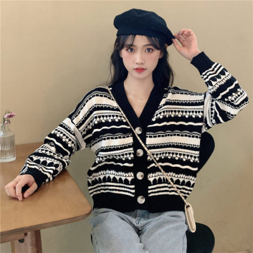 2021 autumn winter French retro stripe sweater women's short lazy style V-neck loose Korean age reducing knitted cardigan