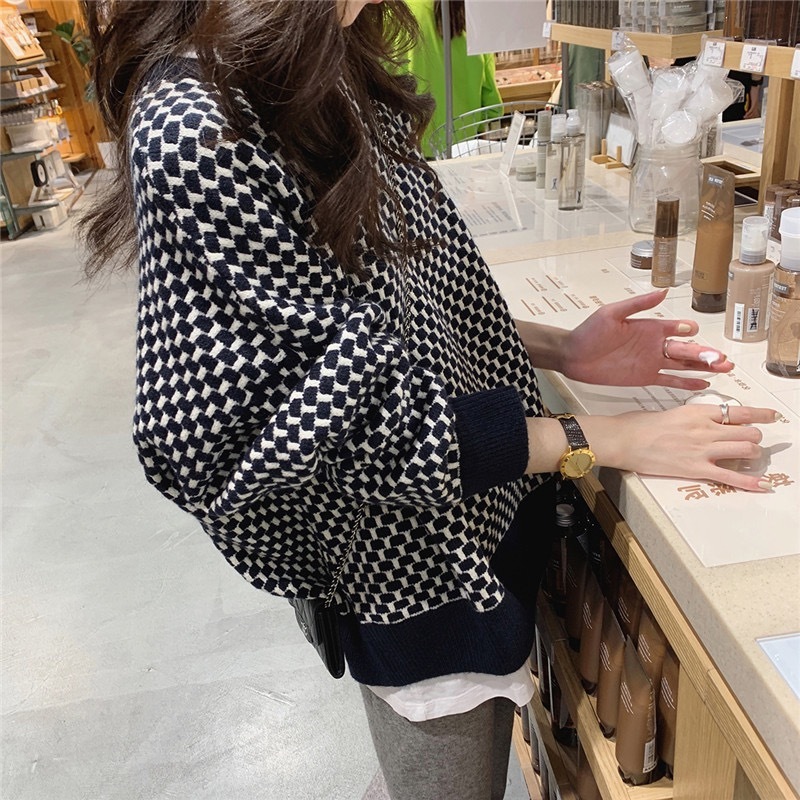 Autumn and winter 2021 new net red high sense Korean retro celebrity soft waxy loose outer plaid sweater women's wear