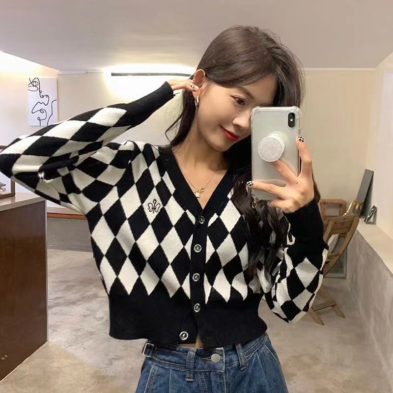 Chessboard grid college style black and white diamond grid age reducing inner layer with thin knitted cardigan
