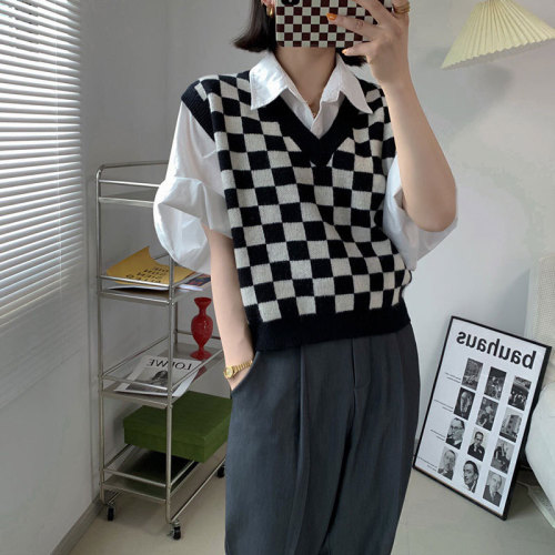 Japanese retro chessboard Plaid knitted vest for women in autumn wear loose short V-neck, sleeveless vest and waistcoat