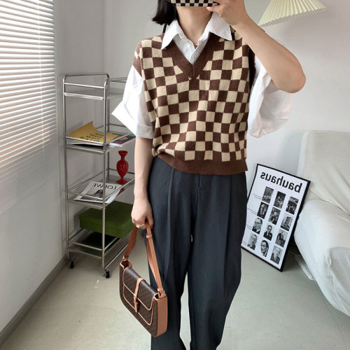 Japanese retro chessboard Plaid knitted vest for women in autumn wear loose short V-neck, sleeveless vest and waistcoat